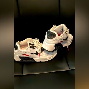 Size 3 girls Nike air. Great condition.